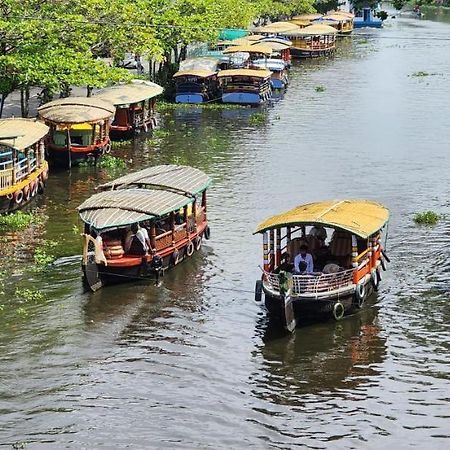 'Marari Johns Homestay' Mararikulam, Alappuzha Bagian luar foto